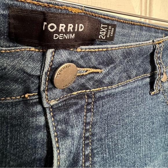 Torrid Size 24 EXTRA TALL Medium Wash Skinny Jeans - Picture 1 of 3